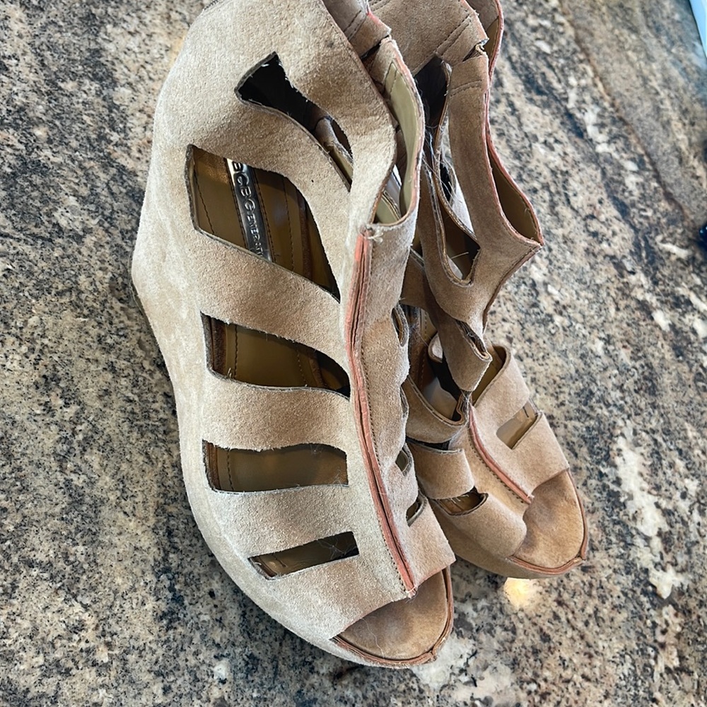 Like new BCBG platform sandals size 10